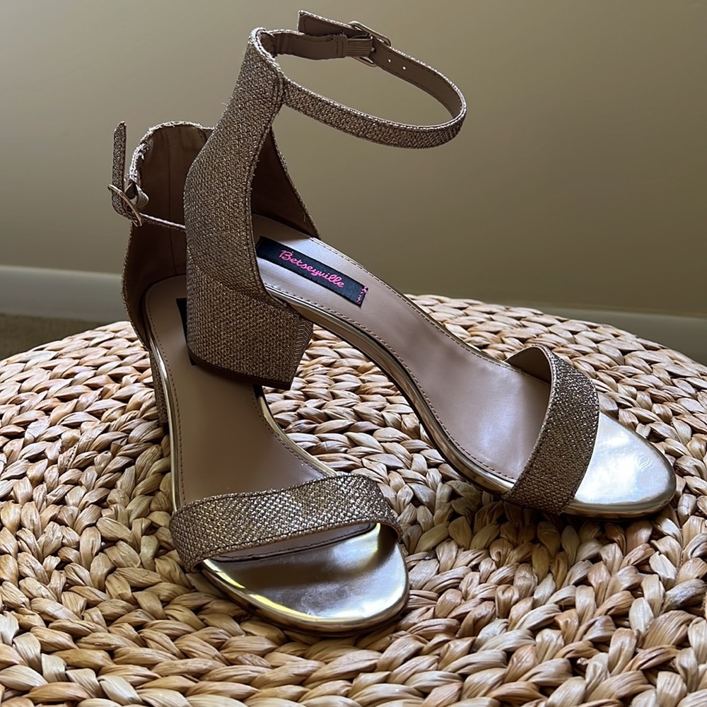 BETSEYVILLE GOLD SHOES.
